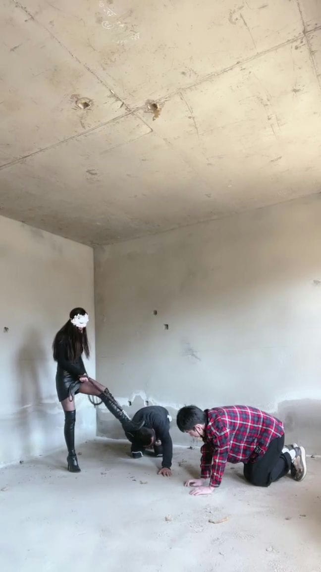 【TZ2557】【妆主大大】和素人小姐姐户外调教鞭打骑马遛狗下集【31分钟】