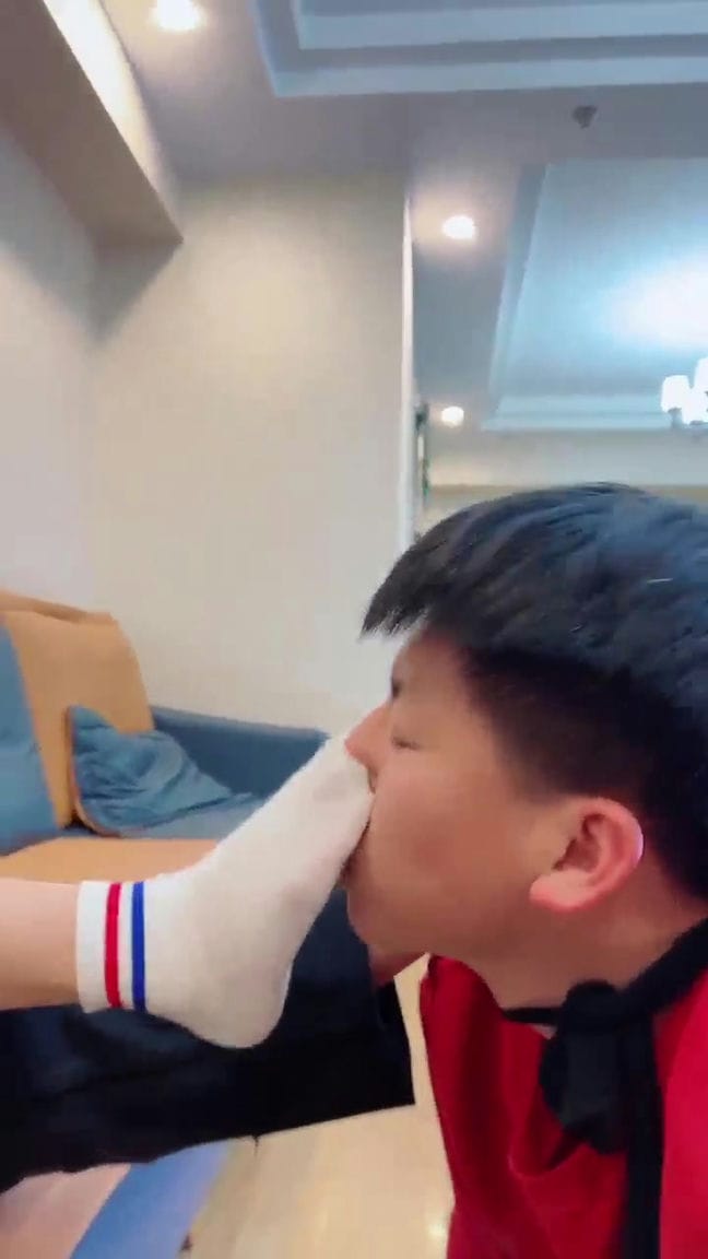 【TZ942】潘妮 来拜年的弟弟 成了我的脚奴