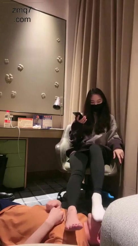 【TZ3382】大学生女王 脚下的贱狗强抚