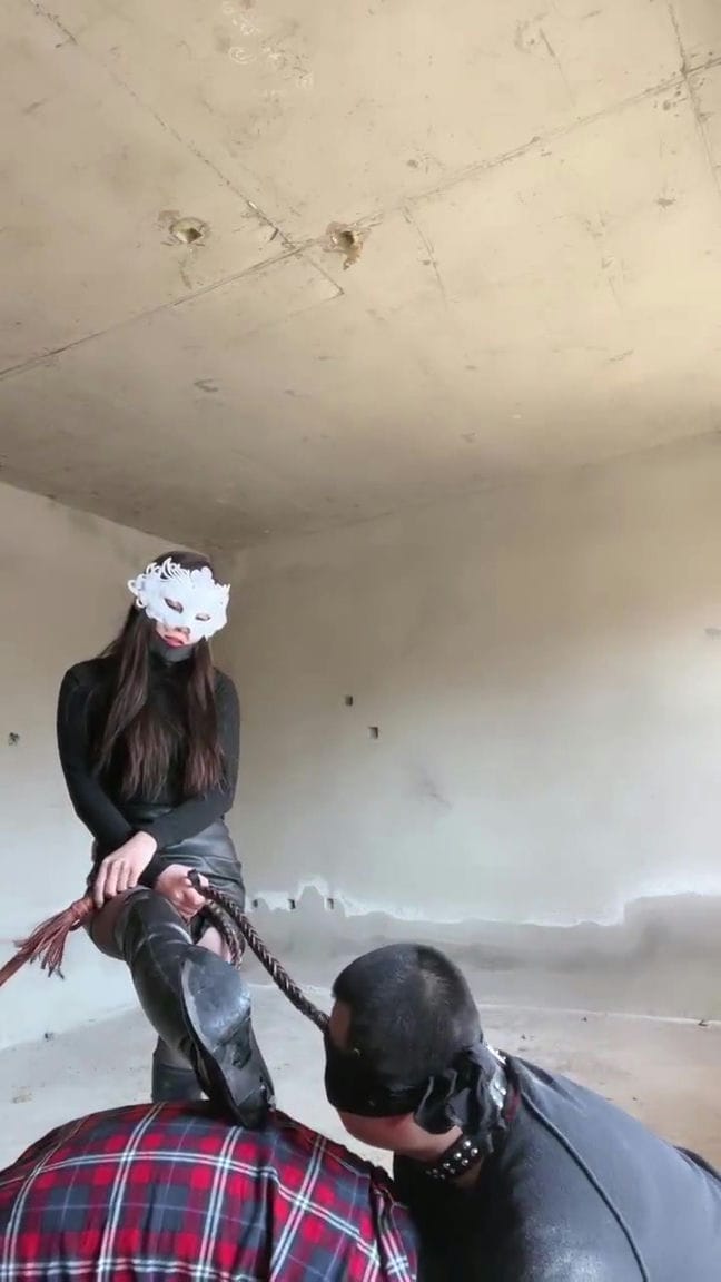 【TZ2557】【妆主大大】和素人小姐姐户外调教鞭打骑马遛狗下集【31分钟】