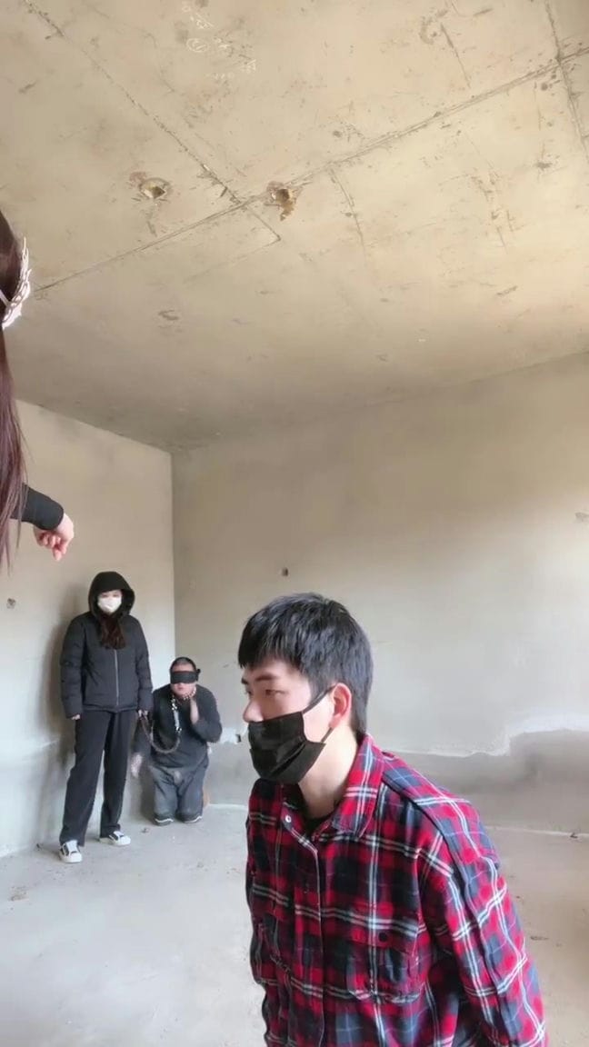 【TZ2557】【妆主大大】和素人小姐姐户外调教鞭打骑马遛狗下集【31分钟】