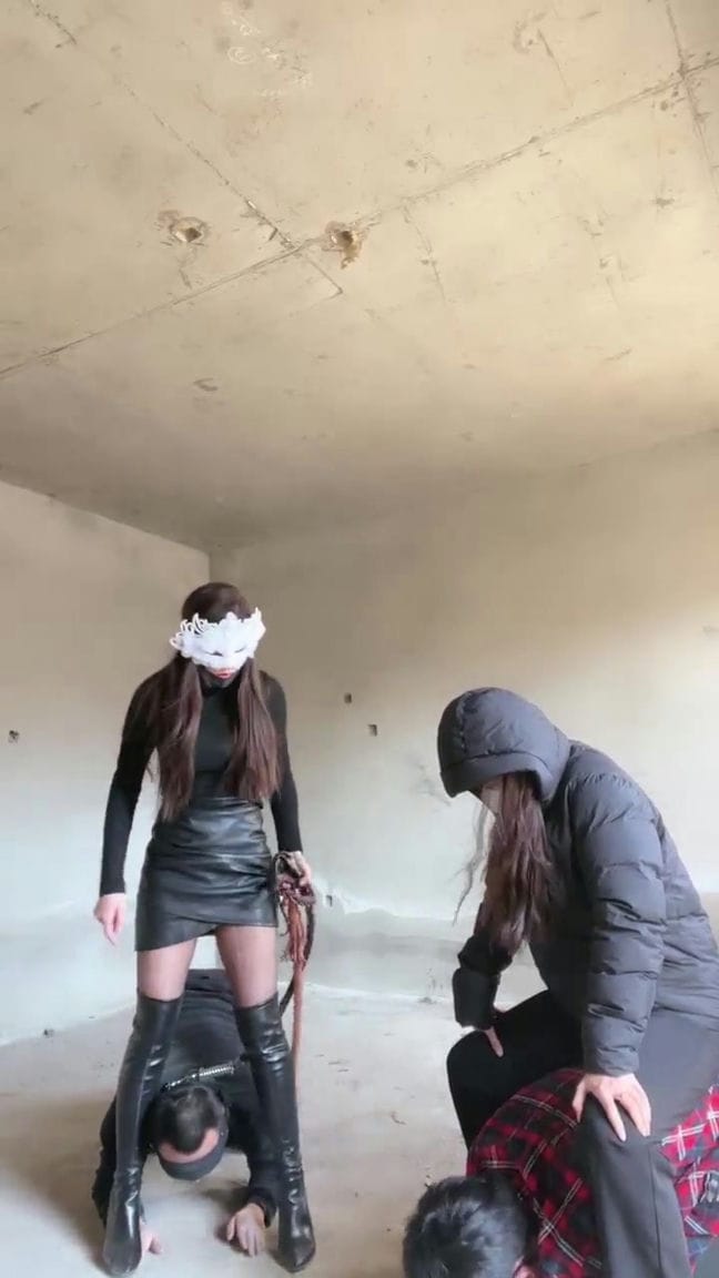 【TZ2557】【妆主大大】和素人小姐姐户外调教鞭打骑马遛狗下集【31分钟】