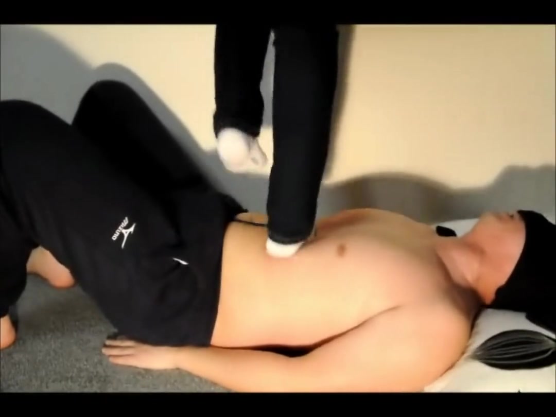 【艾彩1760】武汉暴力yoyo女王白袜牛仔裤踩踏_无情暴力踩死男M