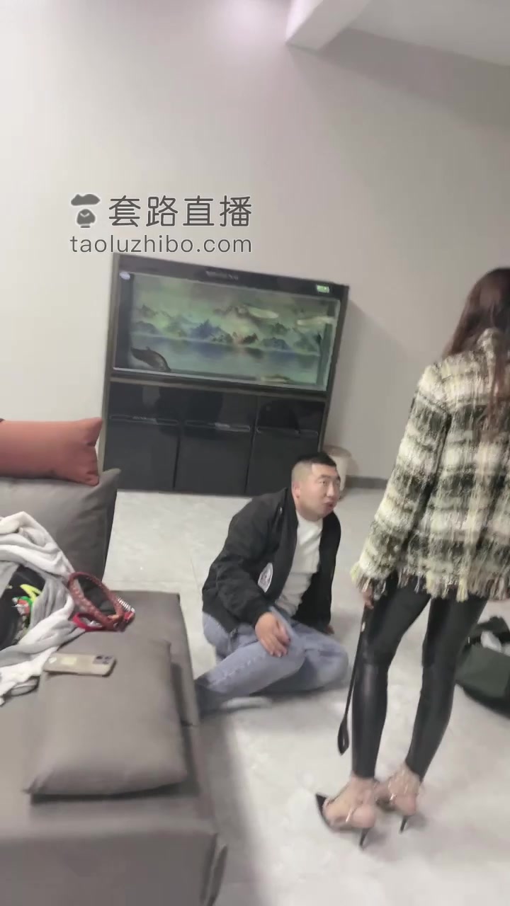 【TZ10501】牙乖乖 华伦天奴调教男奴 舔脚 喝尿