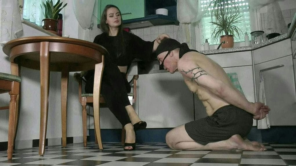 【艾彩396】Superior Goddess Iveta - Footlickers Task