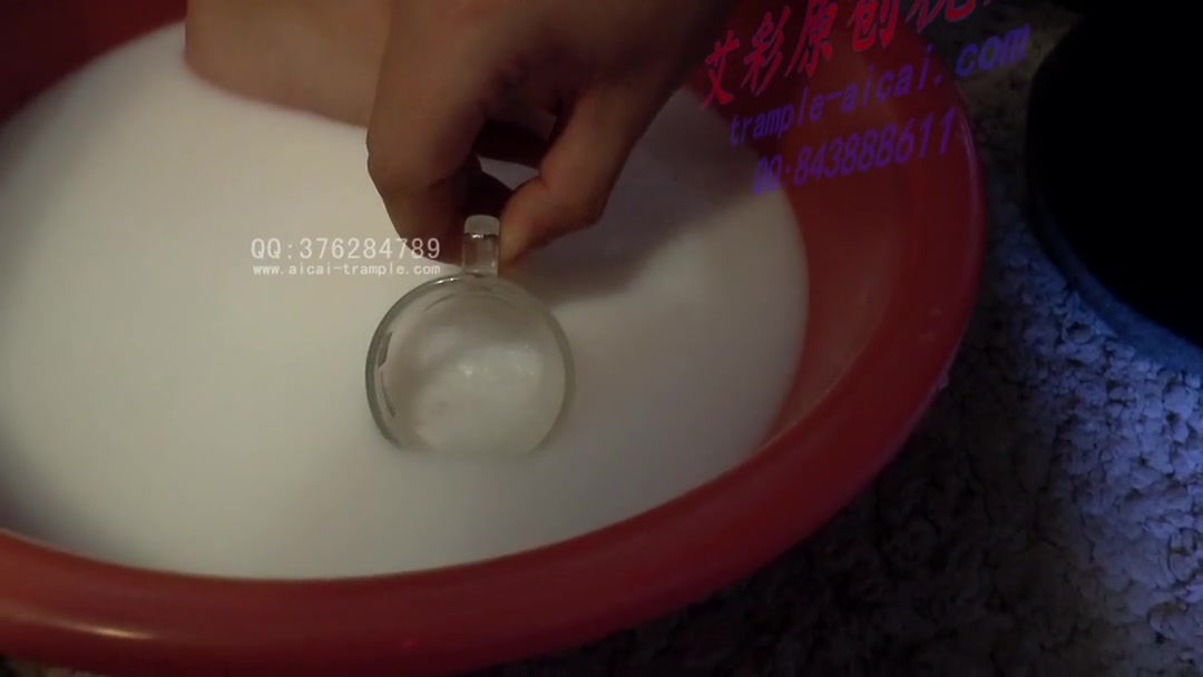 【艾彩2149】馨雨女王牛奶洗脚视频_馨雨女王男奴喝洗脚奶视频