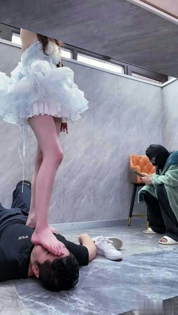 【TZ11174】麋鹿银儿 白色短裙运动鞋调教男奴 全体重踩踏