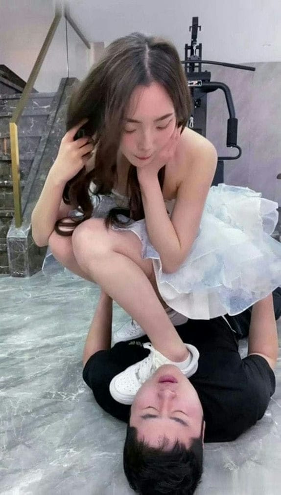 【TZ11174】麋鹿银儿 白色短裙运动鞋调教男奴 全体重踩踏